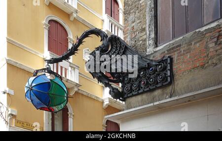 Lampadaire orné de bronze en forme de dragon avec vitraux multicolores, Venise, Italie Banque D'Images