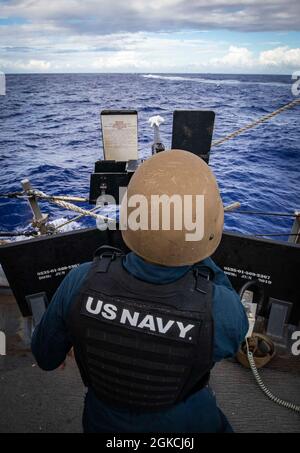 Fire Controlman 2nd Class Chandler Lane, de Kingsport, Tennessee, simule le tir d'une mitrailleuse de calibre .50 sur un navire ennemi simulé au cours d'un exercice d'entraînement à bord du destroyer à missiles guidés de classe Arleigh Burke USS John S. McCain (DDG 56). John S. McCain est affecté à la Force opérationnelle 71/Escadrier Squadron (DESRON) 15, la plus importante force de surface déployée à l’avant de la Marine et la principale force de surface de la 7e flotte américaine. Banque D'Images