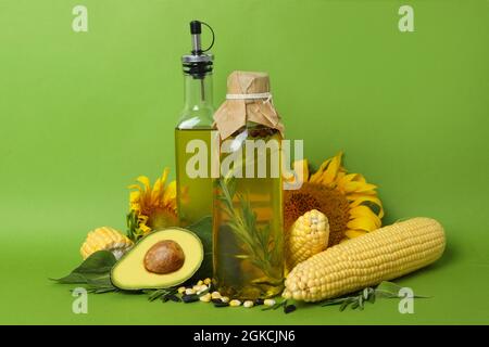 Bouteilles d'huile et d'ingrédients sur fond vert Banque D'Images