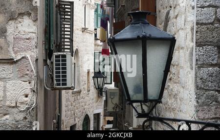 Ancienne lanterne de rue dans une allée, Kotor, Monténégro Banque D'Images