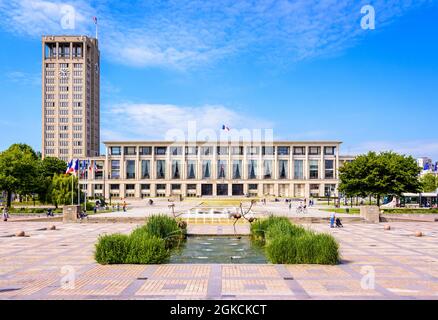 Façade et tour de l'hôtel de ville du Havre, France. Banque D'Images