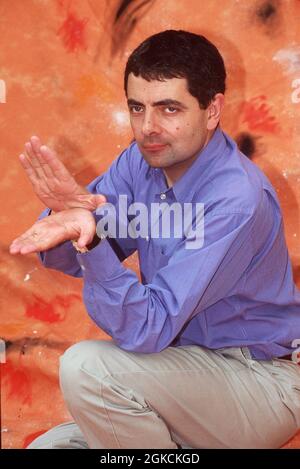 Rowan Atkinson, alias M. Bean, britischer Koniker und Schauspieler, BEI einem Fototermin en Allemagne, 1999. Rowan Atkinson aka M. Bean, comédien et acteur britannique, lors d'une séance photo en Allemagne, 1999. Banque D'Images