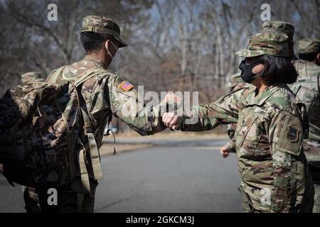 Le colonel de l'armée américaine Lisa J. Hou, D.O., adjudant général intérimaire et commissaire du ministère des Affaires militaires et des anciens combattants du New Jersey, salue les soldats de Charlie Battery, 3e Bataillon, 112e Artillerie de campagne, à l'arsenal de la Garde nationale à Toms River, N.J., le 14 mars 2021. Plus de 300 soldats du New Jersey sont rentrés au New Jersey après avoir soutenu l'opération Capitol Response II à la demande du Bureau de la Garde nationale et de la police du Capitole. Banque D'Images