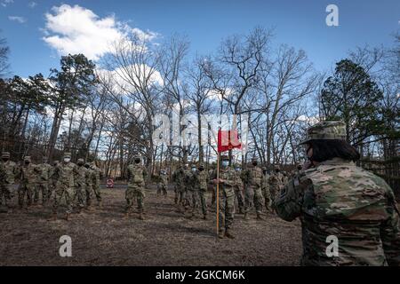 Le colonel de l'armée américaine Lisa J. Hou, D.O., adjudant général intérimaire et commissaire du ministère des Affaires militaires et des anciens combattants du New Jersey, parle avec des soldats de Charlie Battery, 3e Bataillon, 112e Artillerie de campagne, à l'arsenal de la Garde nationale à Toms River, N.J., le 14 mars 2021. Plus de 300 soldats du New Jersey sont rentrés au New Jersey après avoir soutenu l'opération Capitol Response II à la demande du Bureau de la Garde nationale et de la police du Capitole. Banque D'Images