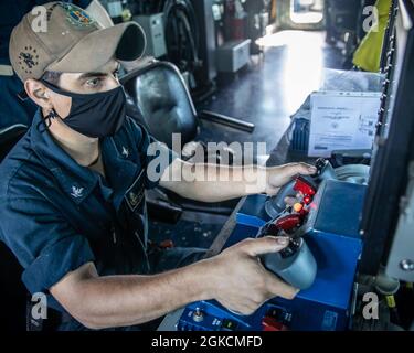 Le compagnon de Gunner, 3e classe Lucas Ronollo, de Philadelphie, tire à distance une mitrailleuse Mark-38 de 25 mm à bord du destroyer à missiles guidés de classe Arleigh Burke USS John S. McCain (DDG 56) lors d’un exercice d’artillerie en direct. John S. McCain est affecté à la Force opérationnelle 71/Escadrier Squadron (DESRON) 15, la plus importante force de surface déployée à l’avant de la Marine et la principale force de surface de la 7e flotte américaine. Banque D'Images