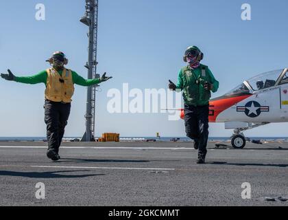 Aviation Boatswain's Mates (Equipment) affecté au service aérien de l'USS Gerald R. Ford (CVN 78), signalent qu'un T-45C Goshawk, attaché à l'aile aérienne d'entraînement 1, est en position sur le pont de vol de Ford, le 14 mars 2021. Ford est en cours dans l'océan Atlantique en menant des qualifications de transporteur. Banque D'Images