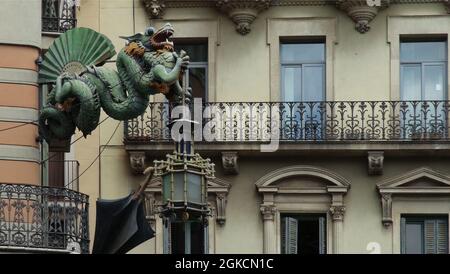 Lanterne en bronze en forme de dragon, devant une maison historique, Barcelone, Espagne Banque D'Images