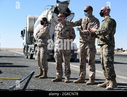 Un membre de la Force aérienne italienne s'entretient avec le 1er lieutenant Matthew Buxkemper de la U.S. Air Force, 386e commandant de vol d'installation de l'escadron du Génie civil expéditionnaire, au cours d'un versement concret à la base aérienne Ali Al Salem, au Koweït, le 14 mars 2021. Les membres affectés à la 386e CEES ont travaillé avec des partenaires communs et de la coalition pour commencer à construire un système d'arrêt d'avion mobile. Le MAAS est un système de freinage d'urgence pour les avions équipés d'un crochet de queue. Banque D'Images