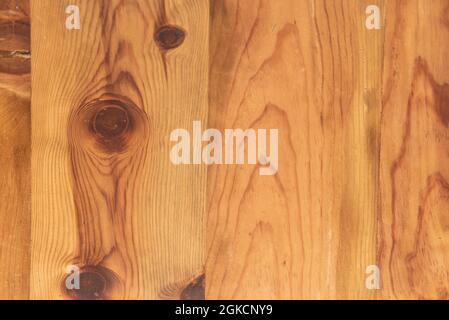 Plateau de table avec planches en pin à gros noeuds et grain visible Banque D'Images