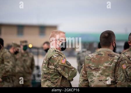 Brig. De l'armée américaine Le général Scott W. Hiipakka, adjudant général adjoint de la Garde nationale du Michigan, attend l'arrivée d'un autobus à l'aéroport international de Green Bay Austin Straubel à Green Bay, Wisconsin, le 15 mars 2021. Environ 1000 soldats sont retournés au Michigan après avoir appuyé l'opération Capitol Response II à la demande du Bureau de la Garde nationale et de la police du Capitole. Banque D'Images