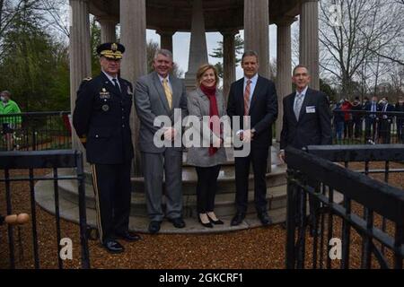 (De gauche à droite) général de division Jeff Holmes, général adjoint du Tennessee; l’honorable Andrew Jackson VI; Carol Yochem, Andrew Jackson Foundation Regent; Gov. Bill Lee et Howard Kittel, président de la Fondation Andrew Jackson, posent pour une photo à la suite d’une cérémonie de pose de couronnes, le 15 mars, dans la maison historique d’Andrew Jackson à Hermitage. Chaque année, une couronne est placée sur la tombe du septième président des États-Unis, honorant son service dans son pays et célébrant sa vie. Banque D'Images