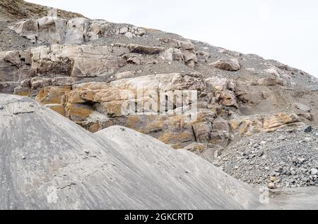 Surface de roche en couches, gravier et sable Banque D'Images