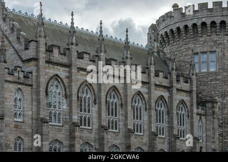 Image d'une façade avec des fenêtres du château de Dublin avec une tour en arrière-plan, par une journée typiquement nuageux. Architecture néo-gothique irlandaise Banque D'Images