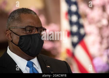 Le secrétaire à la Défense, Lloyd J. Austin III, prononce un discours lors d'une conférence de presse conjointe avec le secrétaire d'État, Antony J. Blinken, le ministre japonais des Affaires étrangères, Toshimitsu Motegi, et le ministre de la Défense, Nobuo Kishi, Tokyo, le 16 mars 2021. Banque D'Images