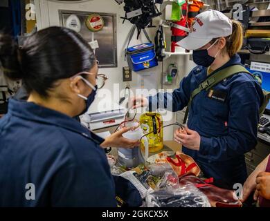 MER DE CHINE ORIENTALE (16 mars 2021) des marins affectés au destroyer à missiles guidés de classe Arleigh Burke USS Curtis Wilbur (DDG 54) préparent des accessoires pour un scénario d'entraînement médical. Curtis Wilbur est affecté à la Force opérationnelle 71/Escadrier Squadron (DESRON) 15, la plus grande force d’avant de la Marine et la principale force de surface de la 7e flotte américaine Banque D'Images