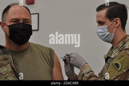 Le général adjutant, Oregon, major général Michael E. Stencel reçoit son premier vaccin COVID-19 du Sgt de la Garde nationale de l'Armée de l'Oregon. Kyle A. Pernula, Charlie (Medical) Company, 141e Bataillon de soutien de brigade le 16 mars 2021, au Anderson Readiness Centre de Salem, en Ontario, Stencel était l'un des plus de 100 membres du personnel qui ont reçu leur première dose. Banque D'Images