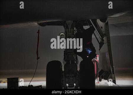 L'aviateur principal de la US Air Force, Byron Humphrey, chef d'équipage du 509e Escadron de maintenance d'aéronefs, vérifie un train d'atterrissage de B-2 Spirit à l'appui d'une mission de la force opérationnelle du bombardier, à la base aérienne de Whiteman, Missouri, le 16 mars 2021. Les opérations de la force opérationnelle des bombardiers permettent aux équipages de maintenir un état de préparation élevé et de valider les capacités de frappe mondiales du US Air Force Global Strike Command, partout et à tout moment. Banque D'Images