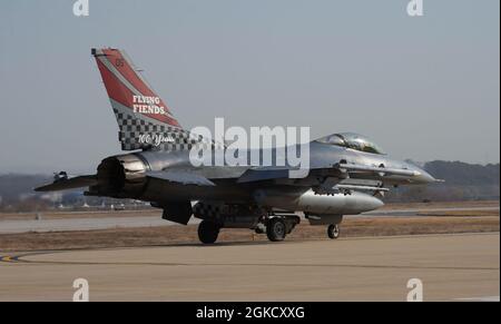 Capitaine Brittany Dippel, 36e Escadron d'avions F-16, pilote Fighting Falcon, taxis sur la piste de la base aérienne d'Osan, République de Corée, le 16 mars 2021. Le 36e FS est un escadron prêt au combat qui a la capacité de mener des opérations d'interdiction aérienne, de soutien aérien rapproché et des missions contre-aériennes. Banque D'Images