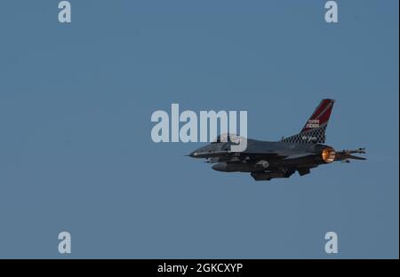 Le capitaine Brittany Dippel, pilote Fighter Fighter Squadron F-16 Fighting Falcon, prend son envol à la base aérienne d'Osan, République de Corée, le 16 mars 2021. Le F-16, également connu sous le nom de Viper, est extrêmement maniable et a fait ses preuves dans le combat aérien et les attaques air-surface. Banque D'Images