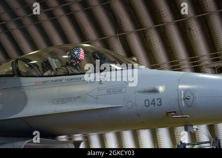 Le capitaine Brittany Dippel, pilote Fighter Fighter Squadron F-16 Fighting Falcon, se prépare pour un vol à la base aérienne d'Osan, République de Corée, le 16 mars 2021. Avant le décollage, les pilotes effectuent des inspections avant le vol pour s'assurer que leur avion est sûr et qu'il peut être réparé. Banque D'Images