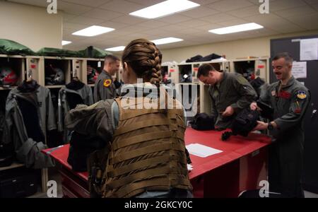 Le capitaine Brittany Dippel, pilote Fighter Fighter Squadron F-16 Fighting Falcon, rassemble son équipement pour un vol à la base aérienne d'Osan, République de Corée, le 16 mars 2021. Tous les pilotes reçoivent un exposé final avant de se rendre à l'aéronef, les préparant à l'espace aérien actuel, aux conditions météorologiques et aux mises à jour pour la mission qui leur est attribuée. Banque D'Images