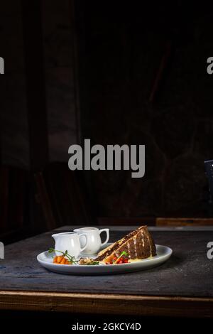 gâteau au miel avec copeaux de chocolat et baies sur table. Banque D'Images