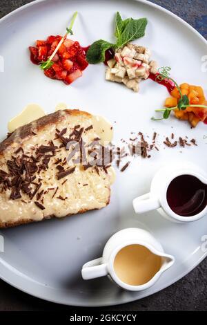 gâteau au miel avec copeaux de chocolat et baies vue de dessus. Banque D'Images