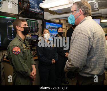 Secrétaire intérimaire de la Marine (SECNAV) l'honorable Thomas W. Harker, à droite, s'entretient avec le spécialiste des communications de masse, le marin Jackson Adkins, d'Evans, en Géorgie, affecté au service des médias de l'USS Gerald R. Ford (CVN 78), dans le contrôle du pont de vol du navire, le 16 mars 2021. Au cours de sa visite, Harker a rencontré des hauts dirigeants pour discuter des capacités uniques de Ford et de la classe Ford, ainsi que des réalisations clés en vue de sa préparation opérationnelle. Banque D'Images