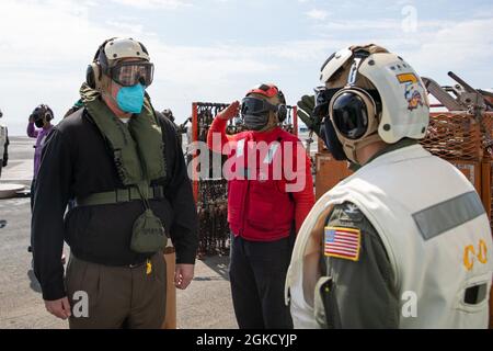 Secrétaire intérimaire de la Marine (SECNAV) l'honorable Thomas W. Harker arrive à bord de l'USS Gerald R. Ford (CVN 78) pour sa première visite au navire et est reçu par le commandant du navire, le capitaine Paul Lanzilotta, le 16 mars 2021. Au cours de sa visite, Harker a rencontré des hauts dirigeants pour discuter des capacités uniques de Ford et de la classe Ford, ainsi que des réalisations clés en vue de sa préparation opérationnelle. Ford est en cours dans l'océan Atlantique en menant des qualifications de transporteur. Banque D'Images