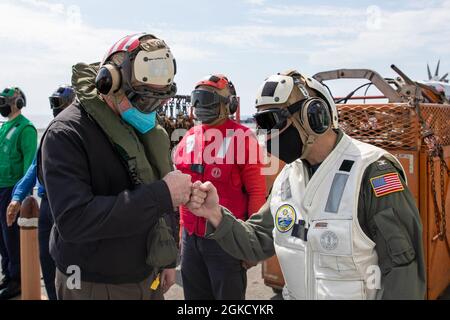 Secrétaire intérimaire de la Marine (SECNAV) l'honorable Thomas W. Harker arrive à bord de l'USS Gerald R. Ford (CVN 78) pour sa première visite au navire et est reçu par le commandant du navire, le capitaine Paul Lanzilotta, le 16 mars 2021. Au cours de sa visite, Harker a rencontré des hauts dirigeants pour discuter des capacités uniques de Ford et de la classe Ford, ainsi que des réalisations clés en vue de sa préparation opérationnelle. Ford est en cours dans l'océan Atlantique en menant des qualifications de transporteur. Banque D'Images