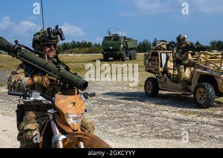 Les soldats de l'armée américaine du 1er Bataillon, 1er Groupe des forces spéciales (Airborne), assurent la sécurité d'une mission d'artillerie de grande mobilité de tir avec 3d Battalion, 12th Marines, 3d Marine Division pendant Castaway 21.1 sur IE Shima, Okinawa, Japon, 16 mars 2021. Cet exercice a démontré la capacité du corps des Marines à s’intégrer à la force conjointe pour s’emparer et défendre des terrains maritimes clés, fournir un soutien de faible envergure et exécuter des feux de précision à longue portée à l’appui d’opérations navales à partir d’une base expéditionnaire avancée. Banque D'Images