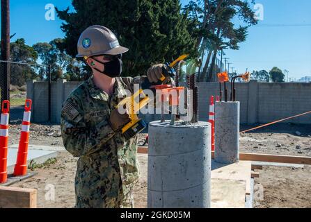 210316-N-TP832-1066 PORT HUENEME, Californie (16 mars 2021) le constructeur Jonathan Watkins, affecté au bataillon de construction mobile naval américain (NMCB) 3, coupe l'acier de renforcement des piliers de béton dans le cadre d'un module de formation technique de Seabee pour les plates-formes surélevées à bord de la base navale du comté de Ventura, Port Hueneme pour les futures missions Indo-Pacifique. Les Seabees sont les experts en génie expéditionnaire et en construction du service naval. Ils fournissent des forces d'ingénierie et de construction sur mesure, adaptables et prêtes pour le combat qui se déploient pour soutenir les objectifs de la Marine à l'échelle mondiale. Banque D'Images