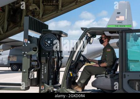 Sergent d'état-major Tony Schoof, maître de charge instructeur du 61e Escadron de transport aérien, exploite un chariot élévateur après avoir reçu un entraînement d’aviateurs multicapacités à la base aérienne navale Boca Chica Field de Key West, en Floride, le 16 mars 2021. En deux semaines, près de 50 aviateurs ont été formés à la construction et à l'installation de tentes, ainsi qu'à la formation du 19e Escadron de préparation à la logistique sur les opérations de formation des chariots élévateurs, ce qui a permis aux charrieurs et aux pilotes de charger eux-mêmes l'avion. Banque D'Images