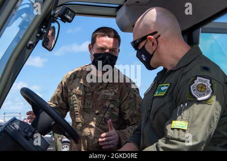 Le lieutenant-colonel Andrew Miller, commandant du 61e Escadron de transport aérien, reçoit des instructions du sergent d'état-major. Cory Strand, superviseur du gréement du 19e Escadron de préparation à la logistique, sur la façon de faire fonctionner un chariot élévateur à la base aérienne navale de Key West, Boca Chica Field, en Floride, le 16 mars 2021. Sur une période de deux semaines, près de 50 aviateurs ont été formés à la construction et à la mise en place de tentes ainsi qu'à des opérations de formation de chariots élévateurs, ce qui a permis aux pilotes et aux charmeurs de charger eux-mêmes l'avion. Banque D'Images