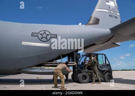 Des aviateurs du 61e Escadron de transport aérien suivent une formation de plusieurs aviateurs sur les opérations de chariots élévateurs à fourche à la base aérienne navale Boca Chica Field de Key West, en Floride, le 16 mars 2021. En deux semaines, près de 50 aviateurs ont été formés à la construction et à l'installation de tentes, ainsi qu'à la formation du 19e Escadron de préparation logistique sur les opérations de formation des chariots élévateurs, permettant aux charrieurs et aux pilotes de charger eux-mêmes l'avion. Banque D'Images