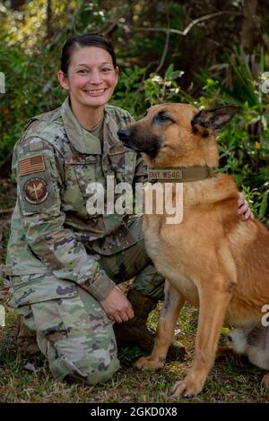 Sergent d'état-major de la Force aérienne des États-Unis Jessica Poteet, une manutentionnaire militaire du 1er Escadron des forces de sécurité des opérations spéciales, pose avec le chien de travail militaire Ronnie à Hurlburt Field, en Floride, le 16 mars 2021. Poteet est un maître-chien militaire depuis plus de sept ans, avec Ronnie comme quatrième partenaire canin. Banque D'Images