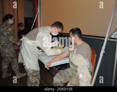 Après un début d'été dans les nouvelles infections COVID, la variante significativement plus contagieuse du virus Delta a envoyé des cas vers le haut dans la plupart des États-Unis. Yuma County, Arizona, a enregistré une moyenne de 91 nouveaux cas par jour en août 30, après un déclin à un seul chiffre pendant des mois. Pour ceux qui n'ont pas encore reçu le vaccin COVID, ils sont maintenant largement disponibles dans les pharmacies locales, ainsi que dans le département de santé du comté de Yuma et la clinique de santé de YPG. Banque D'Images