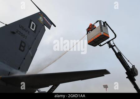 Le personnel militaire de la base aérienne lituanienne déglace un avion de la US Air Force KC-135 Stratotanker affecté à la 100e Escadre de ravitaillement en vol lors de l'exercice Baltic Trident en Lituanie, le 17 mars 2021. L'exercice Baltic Trident vise à renforcer les partenariats alliés dans l'ensemble du domaine de responsabilité européen. Banque D'Images