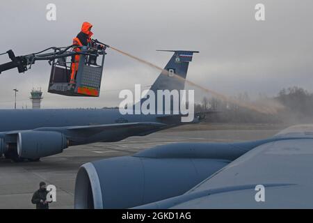 Le personnel militaire de la base aérienne lituanienne déglace un avion de la US Air Force KC-135 Stratotanker affecté à la 100e Escadre de ravitaillement en vol lors de l'exercice Baltic Trident en Lituanie, le 17 mars 2021. L'exercice Baltic Trident met l'accent sur le renforcement des alliances et des partenariats afin de prévenir l'agression, de maintenir la stabilité et d'assurer le libre accès aux domaines communs conformément au droit international. Banque D'Images