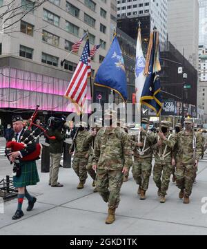 Le lieutenant-colonel Joseph Whaley, commandant du bataillon du 1er Bataillon, 69e Régiment d'infanterie, dirige un petit contigent de soldat du bataillon de la Garde nationale de l'armée de New York le long de la Cinquième Avenue à Manhattan dans le cadre d'un défilé virtuel de la Saint-Patrick tenu le jour de la Saint-Patrick, 17 mars à New York. La 69e infanterie, Qui était à l'origine un régiment de milice pour les immigrants catholiques irlandais à New York a dirigé la parade annuelle de la Saint-Patrick, la plus grande au monde, depuis 1851 (NY Division of Military and Naval Affairs photo par le capitaine de la garde de New York Mark Getman.) Banque D'Images