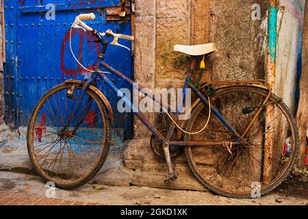 Vélo traditionnel Rusty à Essaouira Médina au Maroc. Banque D'Images