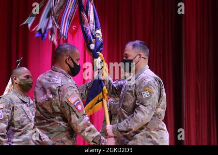 Le colonel Scott Knight (à droite), commandant de la 2e équipe de combat de la Brigade Stryker, remet les couleurs régimentaires au lieutenant-colonel Aaron Parks lors de la cérémonie de passation de commandement du 41e Régiment d'infanterie, le 17 mars 2021, à fort Carson Col. Ancien commandant, Le lieutenant-colonel Edward Bankston a cédé le commandement à Parcs pendant la cérémonie. Banque D'Images