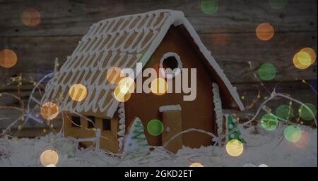 Image de taches de lumière sur la maison de pain d'épice dans la neige Banque D'Images