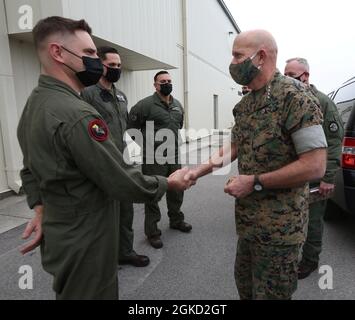 Le 38e commandant du corps des Marines, le général David H. Berger présente des pièces de monnaie aux Marines à bord de la Station aérienne du corps des Marines New River, NC., le 17 mars 2021. Le but de la visite était de recevoir une démonstration pratique de la capacité unique de levage de charges lourdes que le CH-53K fournit au corps des Marines et à la Force interarmées dans le cadre du développement de la future force. Banque D'Images