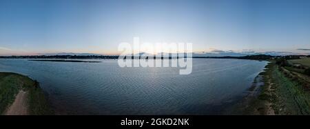 Vue panoramique aérienne d'un coucher de soleil sur la rivière Deben dans le Suffolk au Royaume-Uni Banque D'Images