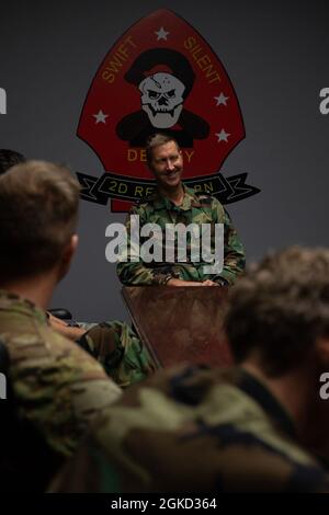 Brig. Du corps marin des pays-Bas Le général Frank Boots, directeur du Coastguard néerlandais des Caraïbes et commandant du Groupe de travail de la composante 4.4 et les Marines américains avec 2d reconnaissance Battalion, 2d Marine Division, se converse sur divers sujets militaires sur Camp Lejeune, N.C., le 17 mars 2021. La direction de la Marine néerlandaise a visité les Marines du 32e Escadron de raiding lors de l'exercice Caribbean Urban Warrior. L'exercice vise à accroître l'interopérabilité mondiale entre le 2e Bataillon de reconnaissance, la 2e Division Marine et le 32e Escadron de raiding, corps des Marines des pays-Bas. Banque D'Images