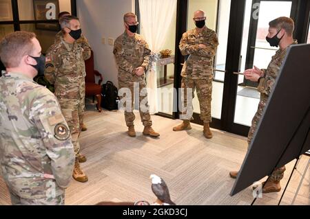 Le général de l'armée américaine Richard D. Clarke, commandant du Commandement des opérations spéciales des États-Unis, reçoit un exposé lors d'une visite à Hurlburt Field, en Floride, le 17 mars 2021. Au cours de sa visite, Clarke a reçu un briefing Emerald Warrior d'engagement de théâtre et d'exercice, ainsi qu'une visite d'une installation de Ghostrider AC-130J. Banque D'Images