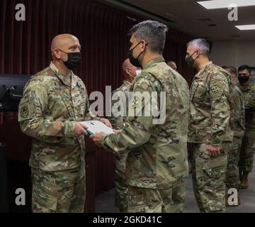 Le général de division Matthew McFarlane, commandant général de la 4e Division d'infanterie, et le Sgt. Le Maj. Adam Nash 4e commandant ID, présente le prix au Maj. Canada à l'hôpital communautaire de l'Armée Evans, sur fort Carson, Colorado, le 17 mars 2021, Le reconnaître pour son travail acharné et son dévouement durant la pandémie de Covid-19. Banque D'Images