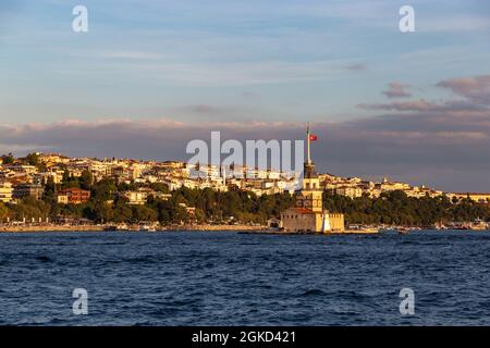 La tour de la jeune fille ou Kiz Kulesi est située au milieu de Bosporus. Istanbul, Turquie. Banque D'Images