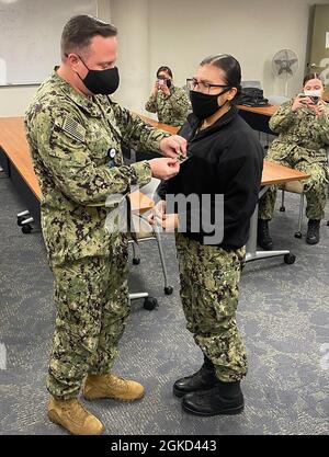 Le commandant de la NAVSUP FLC de San Diego, le capitaine Timothy Brown, a fait la promotion de manière méritoire du maître de 2e classe Abrianna Trujillo, spécialiste culinaire du département de soutien industriel, au siège social de la NAVSUP FLCSD, le 17 mars 2021. Trujillo a servi dans la Marine pendant quatre ans, et dit que sa principale motivation pour être le meilleur marin possible est sa famille, plus précisément son fils nouveau-né. Elle encourage les autres femmes marins qui veulent avoir des enfants, à ne jamais abandonner leurs rêves d'être un grand leader, parce que, comme elle l'a dit, être enceintes et désireuses d'être une mère Banque D'Images